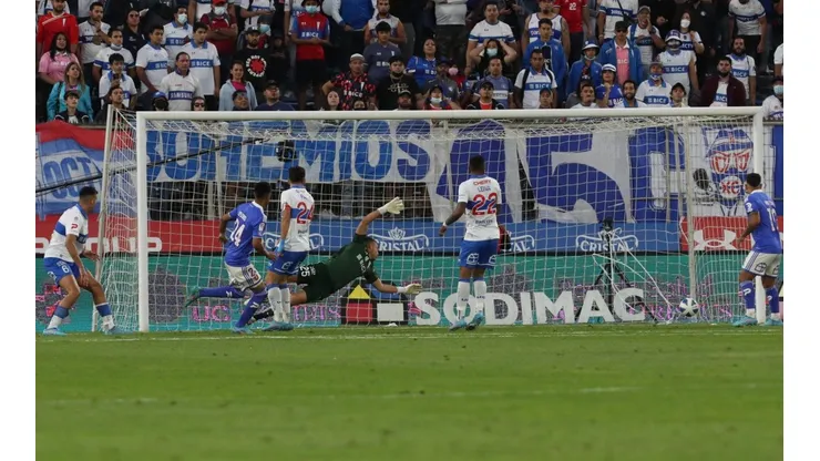 U de Chile y U Católica se enfrentan en el Estadio Nacional.