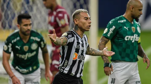 Vargas es encarado por hinchas del Mineiro y le recriminaron su expulsión en Libertadores.