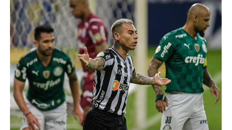 Vargas es encarado por hinchas del Mineiro y le recriminaron su expulsión en Libertadores.