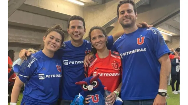 Ocampo junto a su grupo de trabajo en la U.