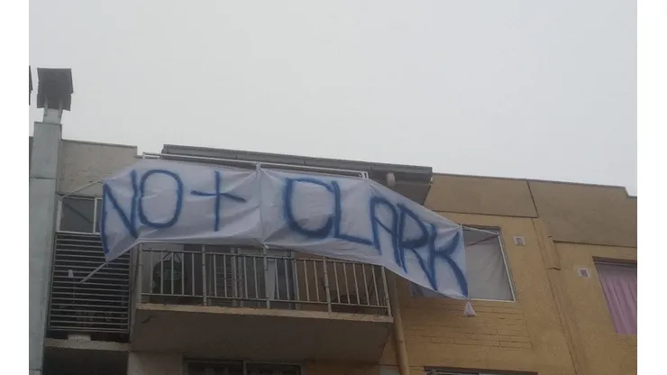 ¡Una vez más! Hinchas de Universidad de Chile nuevamente cuelgan lienzo frente al CDA contra Michael Clark y piden que deje la presidencia de Azul Azul