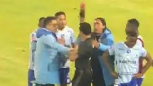 ¡Escándalo en Ecuador! Preparador de arqueros del Macará le pega un combo a árbitro por cobrar un penal con revisión del VAR