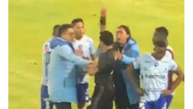 ¡Escándalo en Ecuador! Preparador de arqueros del Macará le pega un combo a árbitro por cobrar un penal con revisión del VAR