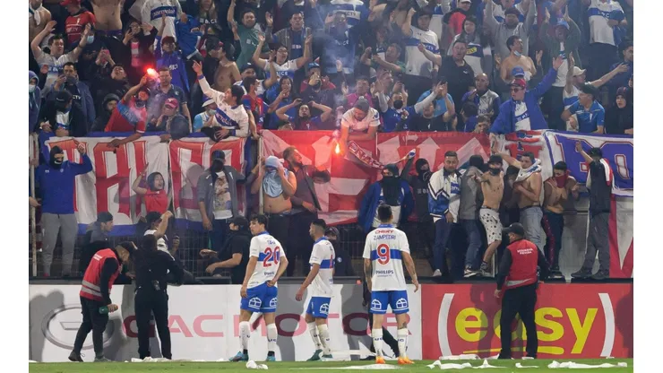 Lamentable: San Carlos se cierra con incidentes, pirotecnia e invasión de hinchas.