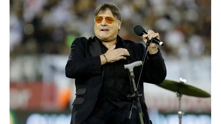 Fallece el reconocido cantante e hincha de Colo Colo, Zalo Reyes.