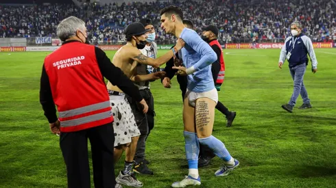 Dituro sufre la invasión de hinchas de UC que lo dejaron en ropa interior.