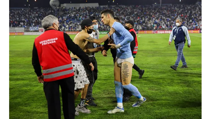 Dituro sufre la invasión de hinchas de UC que lo dejaron en ropa interior.
