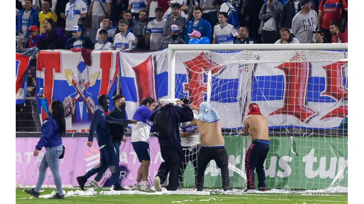 Cruzados condenó absolutamente los hechos de violencia ocurridos anoche en San Carlos de Apoquindo y la UC prometió duras sanciones en contra de los implicados en dichos desmanes en el adiós al recinto deportivo