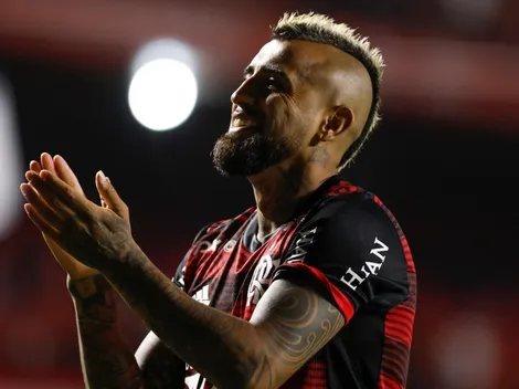 David Luiz se arrodilla frente al Rey y se saca el sombrero con Vidal en Flamengo