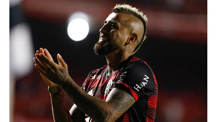 David Luiz se arrodilla frente al Rey y se saca el sombrero con Vidal en Flamengo.
