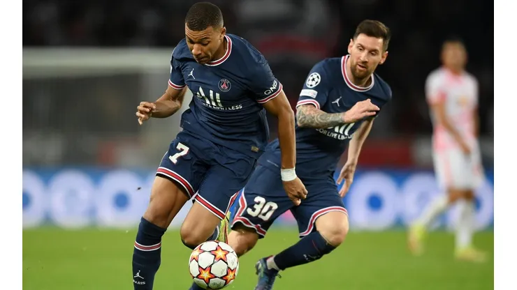 Rooney trató de ególatra a Kylian Mbappé por empujar a Lionel Messi