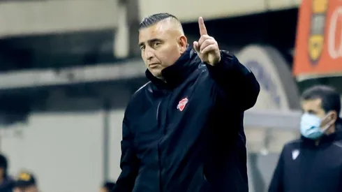 El técnico de Ñublense sabe de imponerse ante los tres grandes