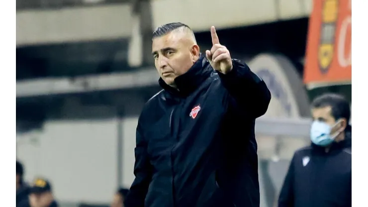 El técnico de Ñublense sabe de imponerse ante los tres grandes
