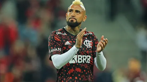 Prensa brasileña desata su locura por partidazo de Vidal en clasificación de Flamengo.