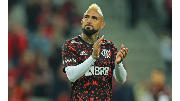 Prensa brasileña desata su locura por partidazo de Vidal en clasificación de Flamengo.