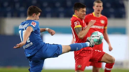 Charles Aránguiz convirtió en la última derrota de Leverkusen frente al Augsburgo.