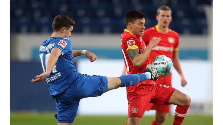 Charles Aránguiz convirtió en la última derrota de Leverkusen frente al Augsburgo.