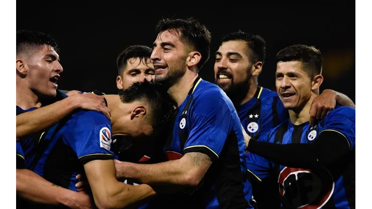 Sánchez Sotelo celebrando junto a sus compañeros.