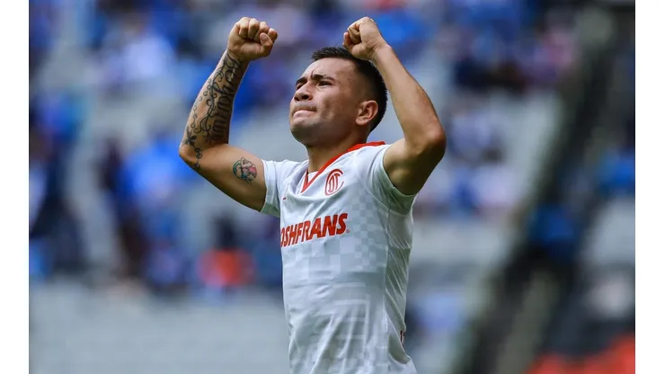 Meneses guía la remontada de Toluca para derrotar a Cruz Azul.