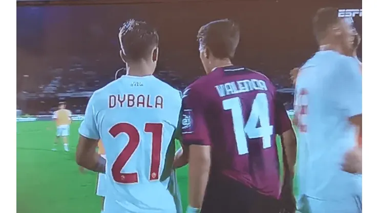 Valencia no se va con las manos vacías y cambia camiseta con Dybala.