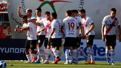 Leiva junto al plantel de Curicó celebrando la apertura de la cuenta