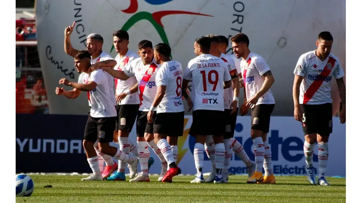 Leiva junto al plantel de Curicó celebrando la apertura de la cuenta