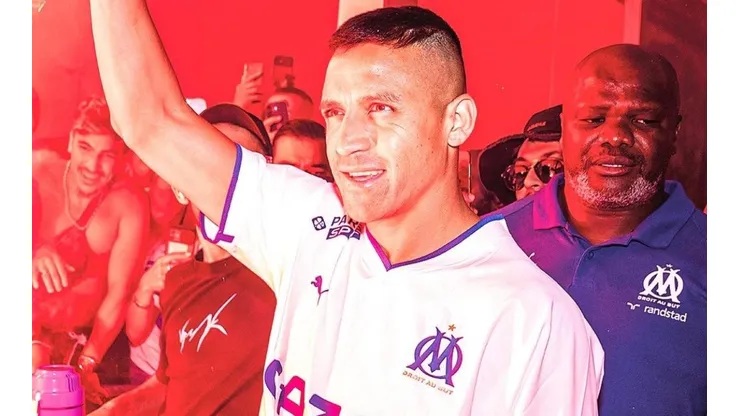 Sánchez fue recibido por muchos hinchas en su llegada a Marsella