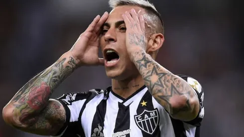 El delantero nacional lo pasa mal en Brasil por su expulsión