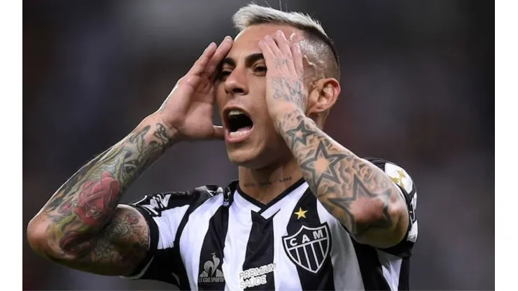 El delantero nacional lo pasa mal en Brasil por su expulsión
