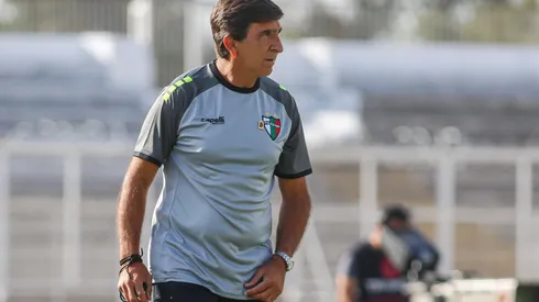 Costas palpita el partido con Colo Colo y los llena de flores.