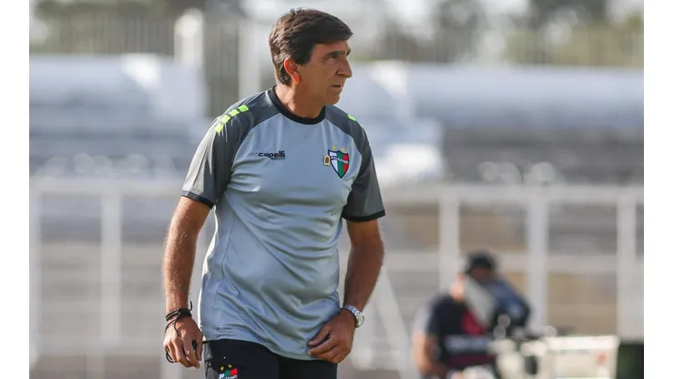 Costas palpita el partido con Colo Colo y los llena de flores.