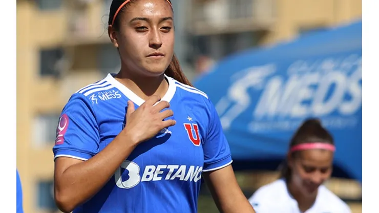 Jugadora de la U golpea la mesa por la sanción al CDA y reconoce que futbolistas de Universidad de Chile Femenino recibieron de todo en el Estadio Monumental: "Es injusta, a nosotras también nos tiraron cosas"