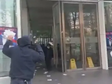 Hinchas de la U desatan su furia y malestar a las afueras de la oficina de Sartor