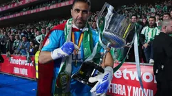 Claudio Bravo espera una movida en el Betis para ser inscrito en el torneo en España