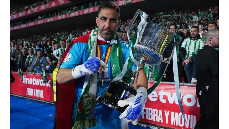 Claudio Bravo espera una movida en el Betis para ser inscrito en el torneo en España