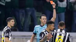 Roldán mostrándole la roja a Vargas.