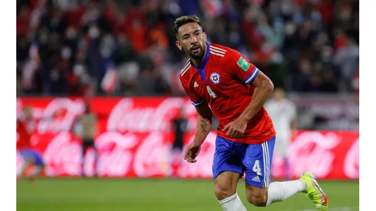Isla se une a la 'cruzada alba' por mayores aforos en el fútbol chileno.