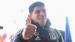 Pavez se puso la mano en el corazón con pequeño hincha albo.