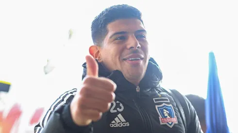 Pavez se puso la mano en el corazón con pequeño hincha albo.