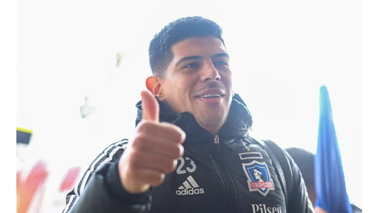 Pavez se puso la mano en el corazón con pequeño hincha albo.