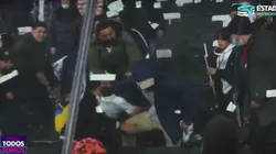 Hincha albo le arrebató la camiseta de Pavez a un niño.