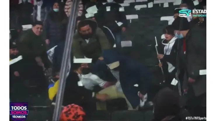 Hincha albo le arrebató la camiseta de Pavez a un niño.