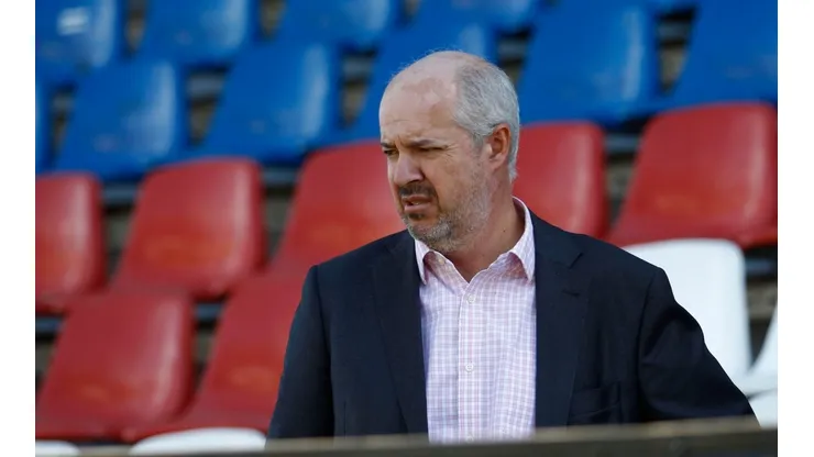 El presidente de Cruzados entregó el día y el rival de la UC para su último partido en San Carlos