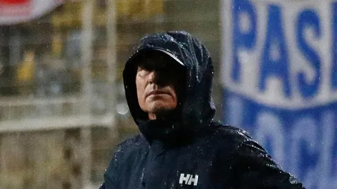 El técnico de la UC vivió un momento de furia ante Everton