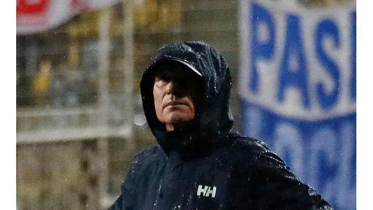 El técnico de la UC vivió un momento de furia ante Everton