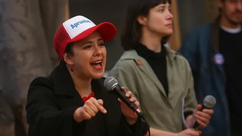 La diputada publicó una imagen en que utilizó emblemas del clubes chilenos en relación a la campaña del apruebo