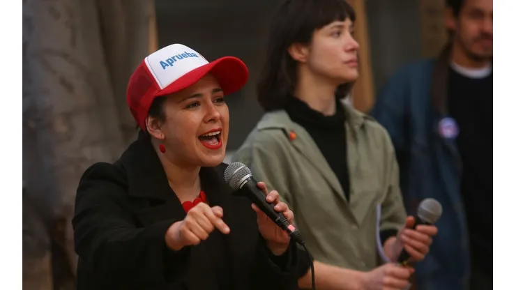 La diputada publicó una imagen en que utilizó emblemas del clubes chilenos en relación a la campaña del apruebo
