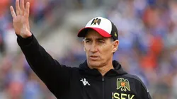 Bravo se cuadra con hinchas, pero lamenta que hayan quemado el Santa Laura.