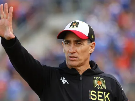 Bravo se cuadra con hinchas, pero lamenta que hayan quemado el Santa Laura