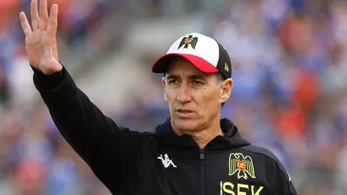 Bravo se cuadra con hinchas, pero lamenta que hayan quemado el Santa Laura.